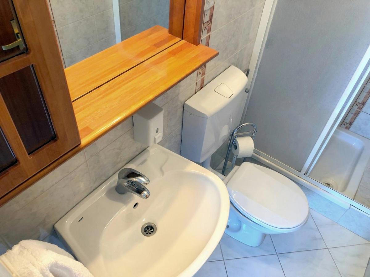 Miramar Gardenn Apartmment Banjol Bagian luar foto