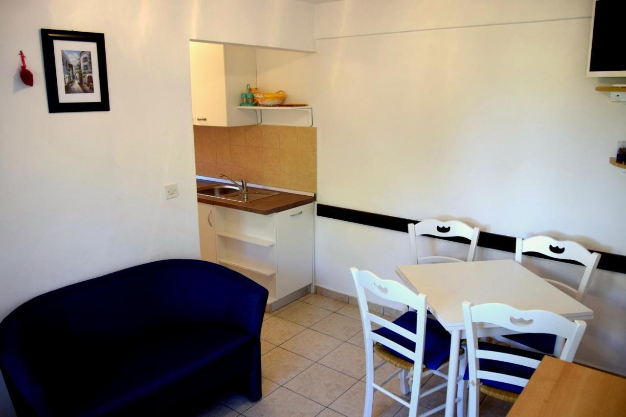 Miramar Gardenn Apartmment Banjol Bagian luar foto