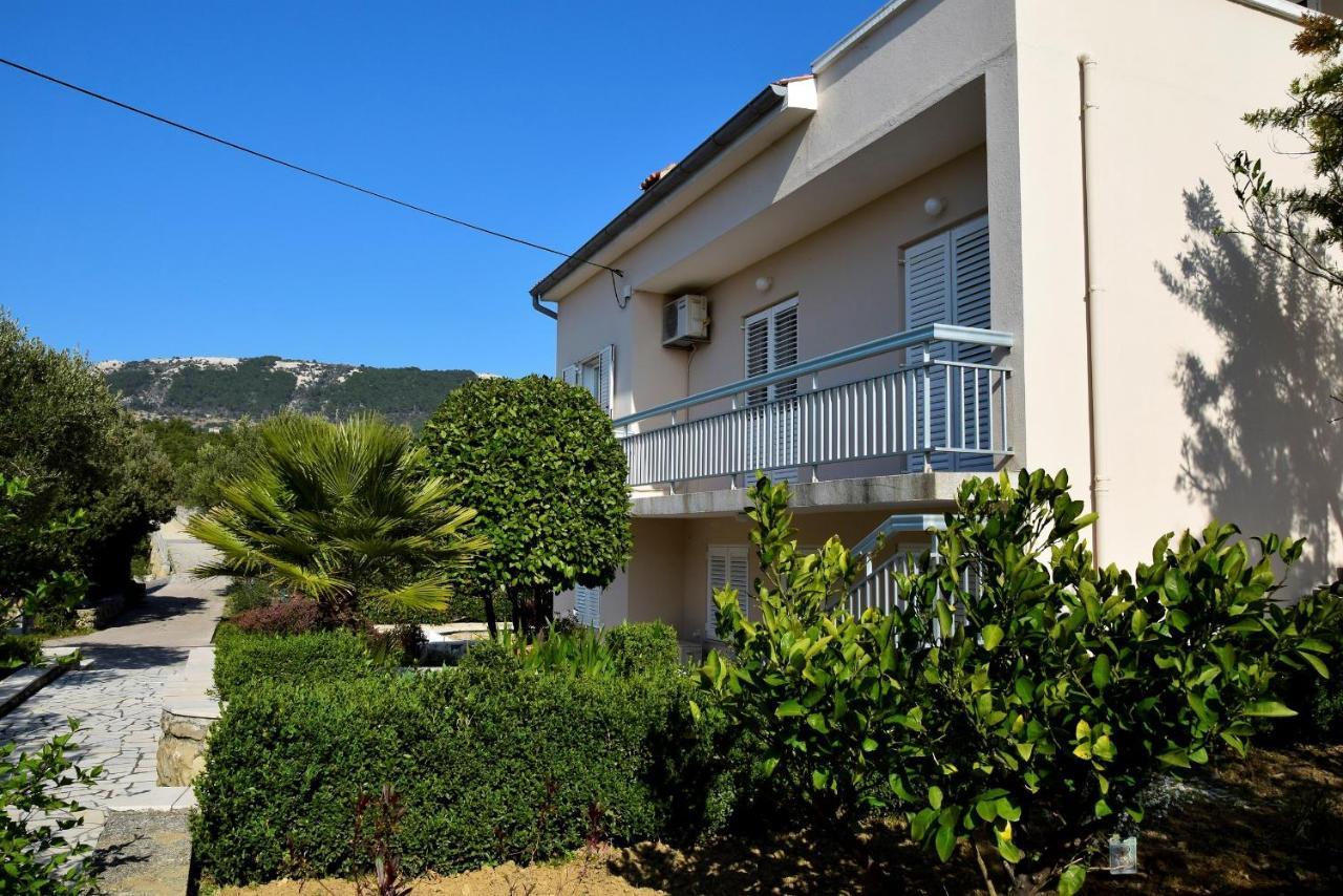 Miramar Gardenn Apartmment Banjol Bagian luar foto