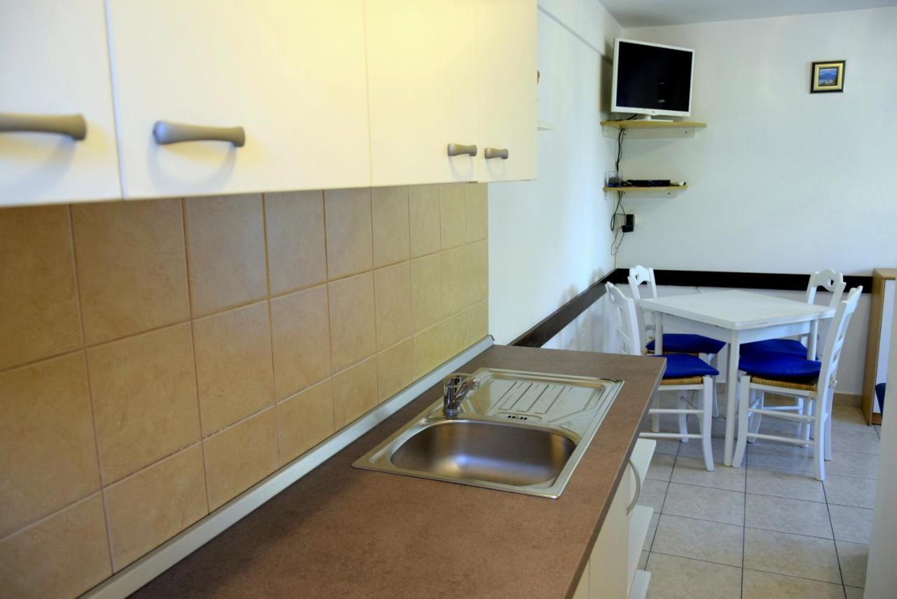 Miramar Gardenn Apartmment Banjol Bagian luar foto