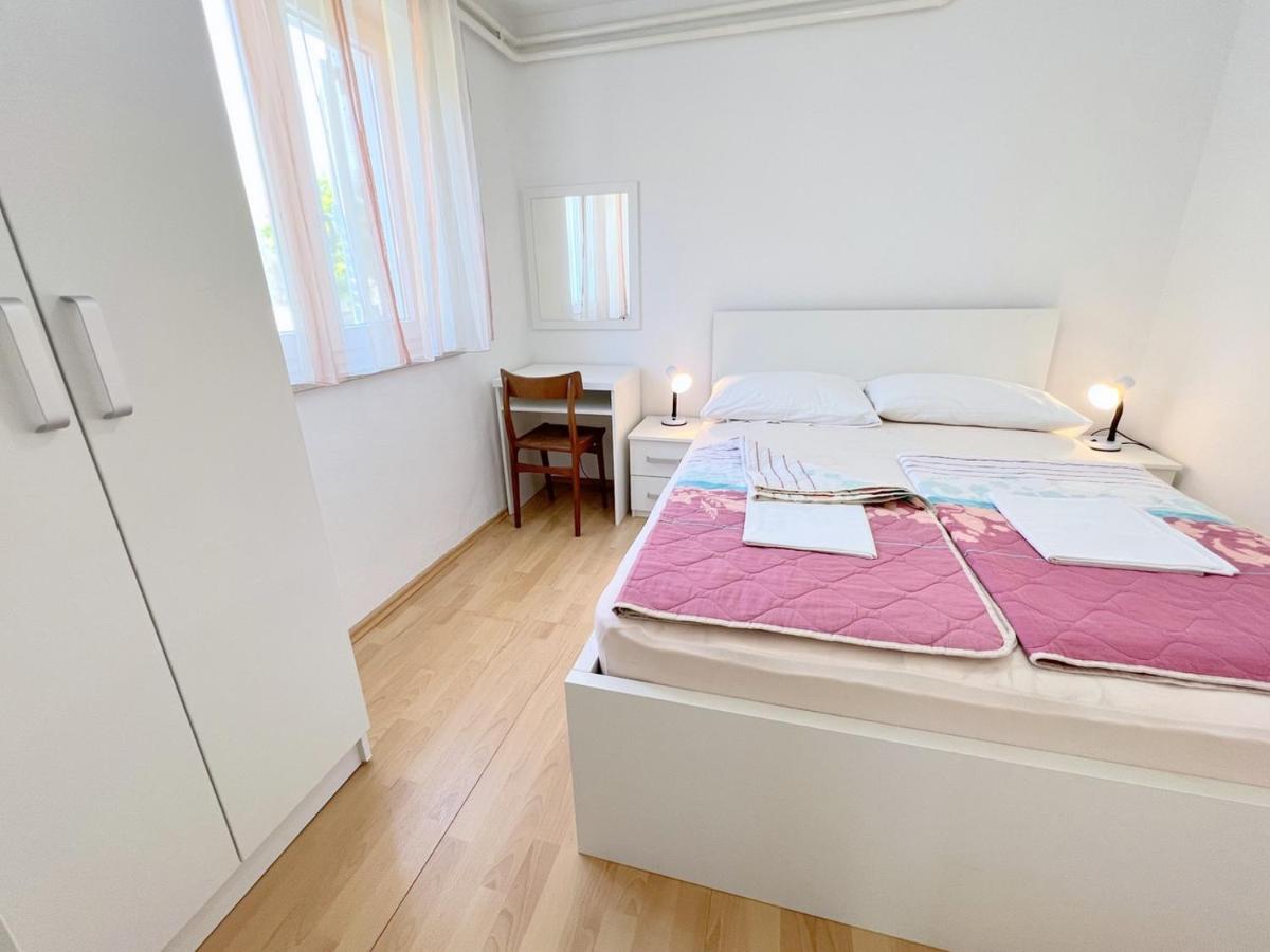 Miramar Gardenn Apartmment Banjol Bagian luar foto